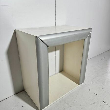 MESITA NOCHE / MUEBLE AUX 1C OCULTO (60X36X66) (CREMA-PLATA)