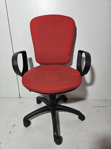 SILLA OFICINA ROJA (BRAZO / RUEDAS)