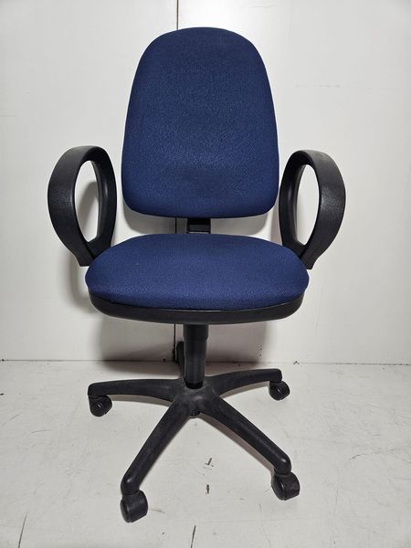 SILLA OFICINA AZUL (BRAZO / RUEDAS)