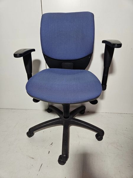 SILLA OFICINA CON BRAZOS (RUEDAS)  (AZUL) (MOBILIARIO OFICINA)