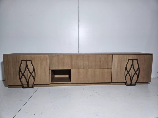 MUEBLE BAJO TV / APARADOR 4P 2C (280X42X64) (ROBLE) *NUEVO SALDOS EXP*