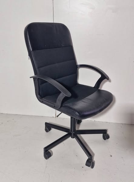 SILLA OFICINA CON BRAZO (RUEDAS) (NEGRA/POLIPIEL)