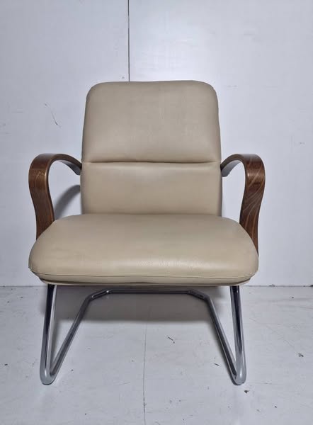SILLON OFICINA (FIJO) (CON BRAZOS) (POLIPIEL BEIG)