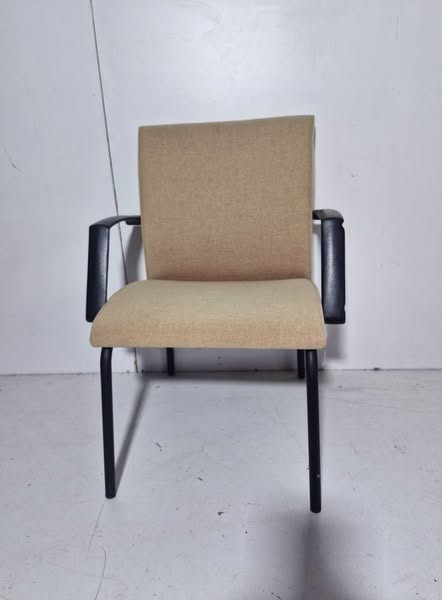 SILLA OFICINA FIJA (CON BRAZO NEGRO) (BEIG) EXP