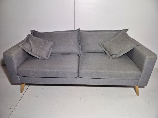 SOFA 3 PLAZAS (200X85X70) (TAPIZADO GRIS)/PATA MADERA)