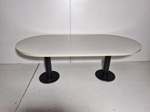 MESA OFICINA OVALADA (200X100X73) (HAYA) (2 PATAS NEGRAS)