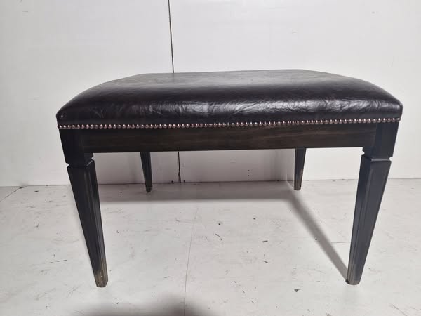 BANQUETA (70X60) (53CM ALTO) (NOGAL / TAPIZADO CON TACHUELAS)