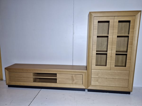 MODULAR SALON 2PZ (MUEBLE TV 2C 1H (200X43X53) + VITRINA 2P 2C (100X43X53) (ROBLE / ZOCALO NEGRO)  *NUEVO EXPOSICION*