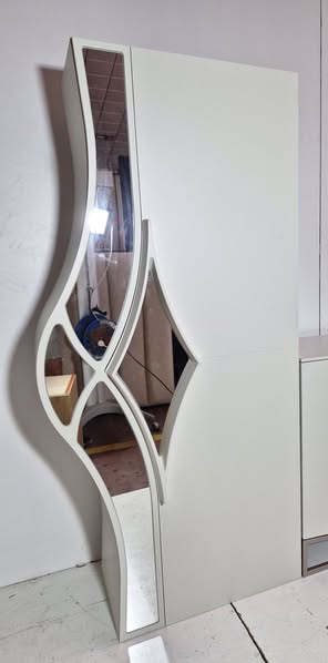 VITRINA SALON 1P (90X41X190) (CREMA CON ESPEJOS) *EXPOSICION*