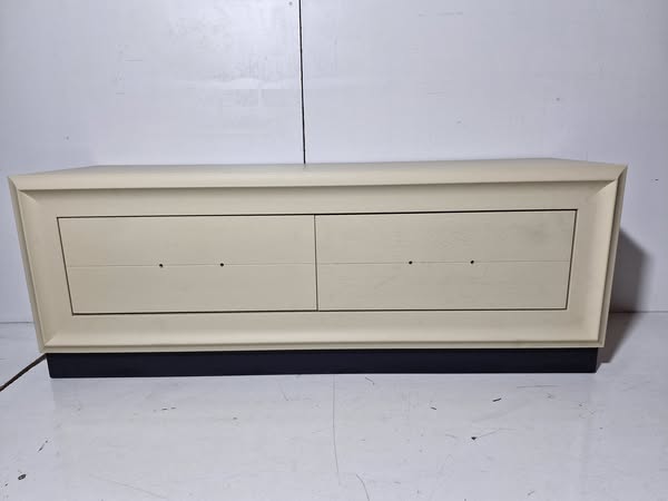 MUEBLE TV 2C (140X43X52) (CREMA / ZOCALO NEGRO) (SIN TIRADORES) *NUEVO EXPOSICION*