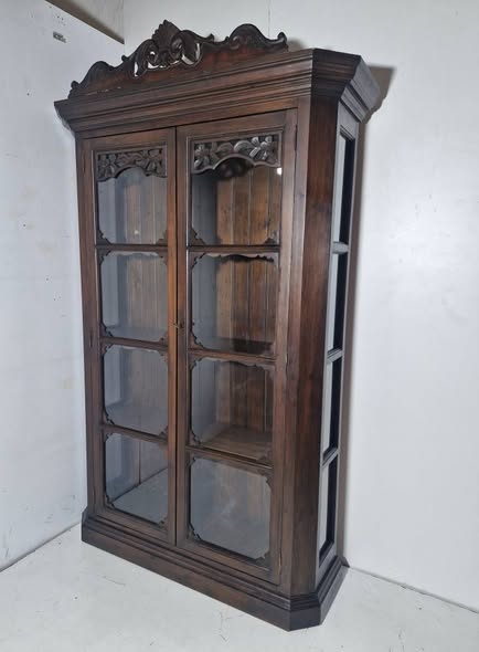 VITRINA 2P CRISTAL (140X45X220) (NOGAL OSC) (TALLADA)