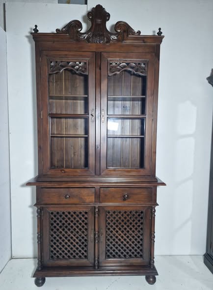 VITRINA 2P 2C 2P CELOSIA (124X42X250) (NOGAL OSC) (TALLADA)