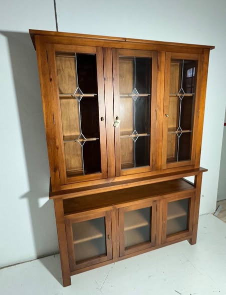 MUEBLE VAJILLERO 3P 3C (156X44X210) (AVELLANA)