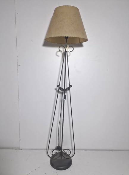 LAMPARA PIE (FORJA / TULIPA BEIG)