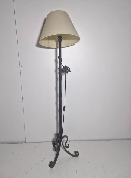 LAMPARA PIE (FORJA CON HOJAS / TULIPA BEIG)