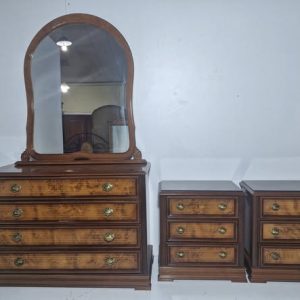 X2 MESITAS 3C (55X32X58) + COMODA 4C CON ESPEJO (105X40X180) (CLASICA)