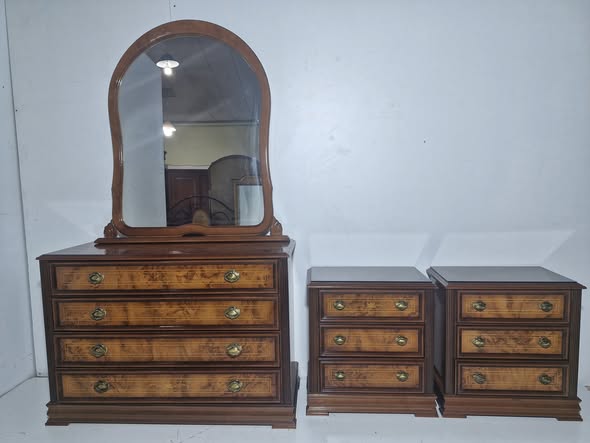 X2 MESITAS 3C (55X32X58) + COMODA 4C CON ESPEJO (105X40X180) (CLASICA)