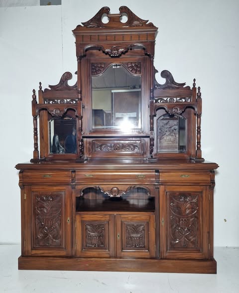 MUEBLE APARADOR 4P 3C + ALTO ESPEJO (185X52X255) (TALLADO) (NOGAL OSC)