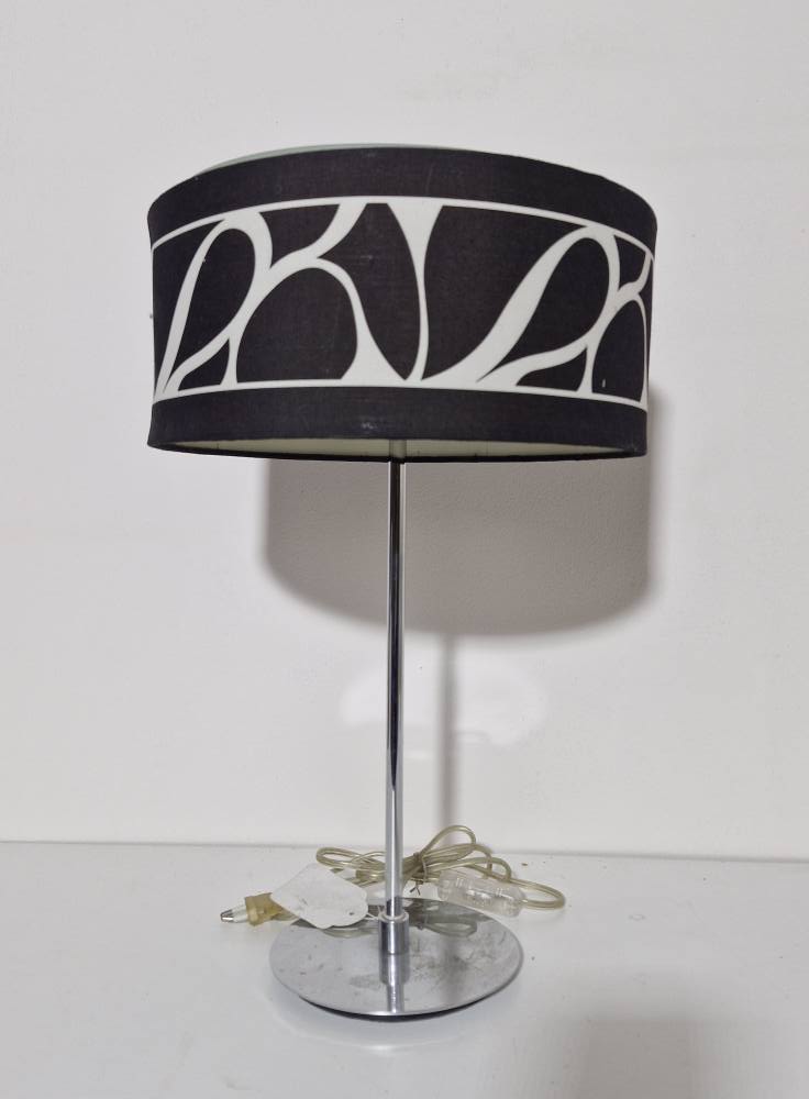 LAMPARA DE MESA (CROMO / TULIPA NEGRA Y BLANCA)