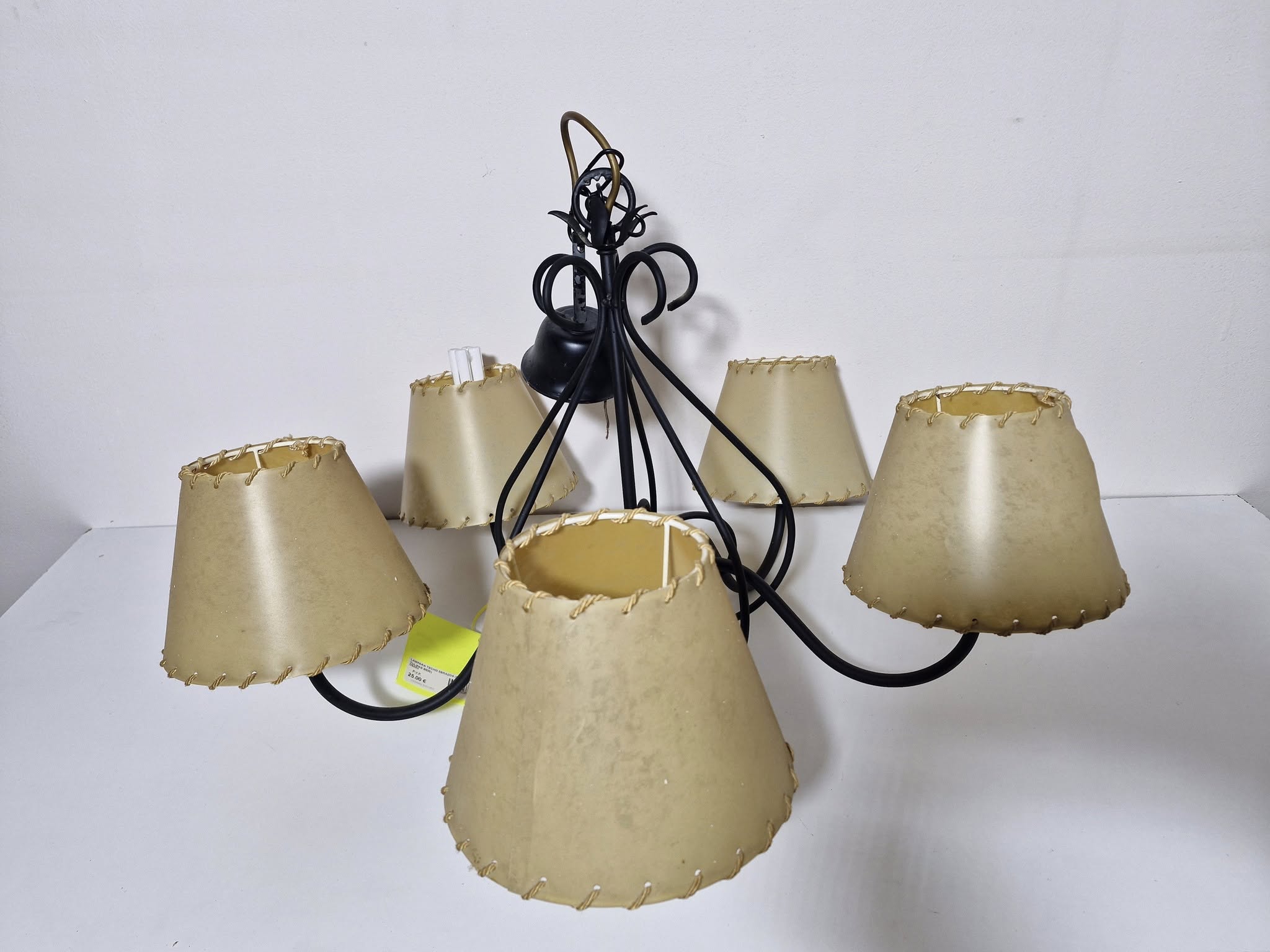 LAMPARA TECHO 5BRAZOS (FORJA NEGRA/ TULIPAS BEIG)