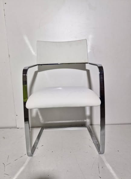 SILLA CON BRAZO (CROMO / TAPIZADO BLANCO) *SALDOS EXP*