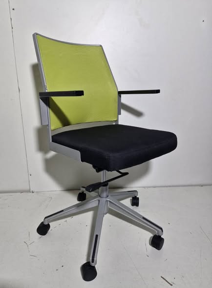 SILLA OFICINA BRAZO MOD: (COLOR: VERDE Y NEGRO) *SALDOS EXP*
