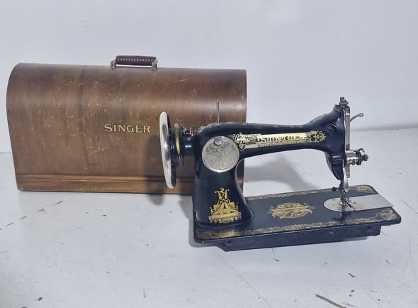 MAQUINA DE COSER M: SINGER + TAPA