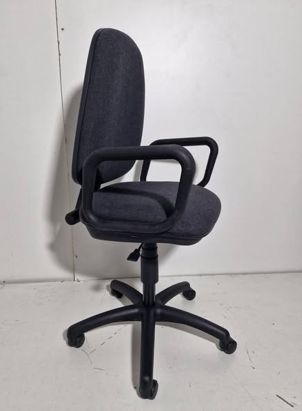 SILLA OFICINA / ESCRITORIO BRAZO (RUEDAS) (COLOR: GRIS OSC) *SALDOS NUEVO*