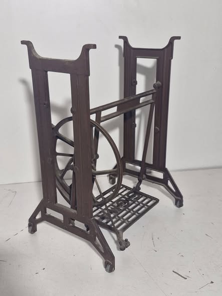 PIE METALICO MAQUINA DE COSER M: SIGMA