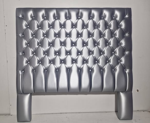 CABECERO TAPIZADO (135CM) (145CM X 145CM ALTO) (COLOR: PLATA) *NUEVO SALDOS*