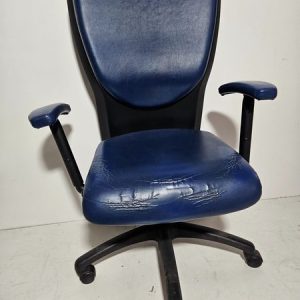 SILLA OFICINA  (POLIPIEL AZUL) (BRAZO/RUEDAS) (MOBILIARIO OFICINA)