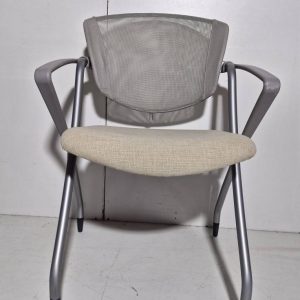 SILLA OFICINA FIJA (CON BRAZO PLATA) (BEIG) EXP