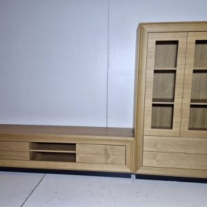 MODULAR SALON 2PZ (MUEBLE TV 2C 1H (200X43X53) + VITRINA 2P 2C (100X43X53) (ROBLE / ZOCALO NEGRO)  *NUEVO EXPOSICION*