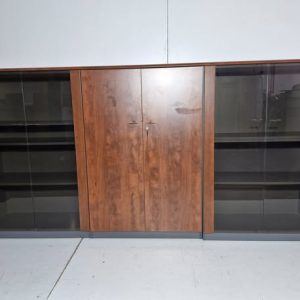 ARMARIO ARCHIVADOR DE OFICINA 6P (285X45X143) (NOGAL / PUERTAS CRIST. AHUMADO)