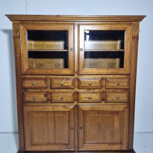 MUEBLE VAJILLERO 2P 8C 2P (132X48X152) (AVELLANA)