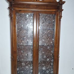 MUEBLE VITRINA 2P 1C (121X48X210) (RONDEÑA) (COLOR: NOGAL OSC)