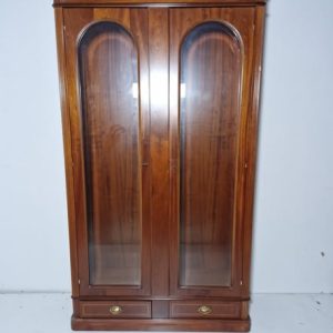 MUEBLE VITRINA 2P 2C (112X38X196) (CHAPADA EN CEREZO)